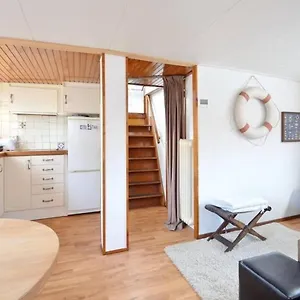 Houseboat Captain's Quarters In Harbour Botel Amsterdam